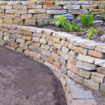 bahçede-taş-duvar