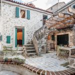 Bohem tarzı şık taş ev