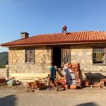 Taş ev kiremit örtülmesi