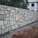 1 ton Manavgat taşı ile yapılan 50 cm kalınlığında yığma duvar