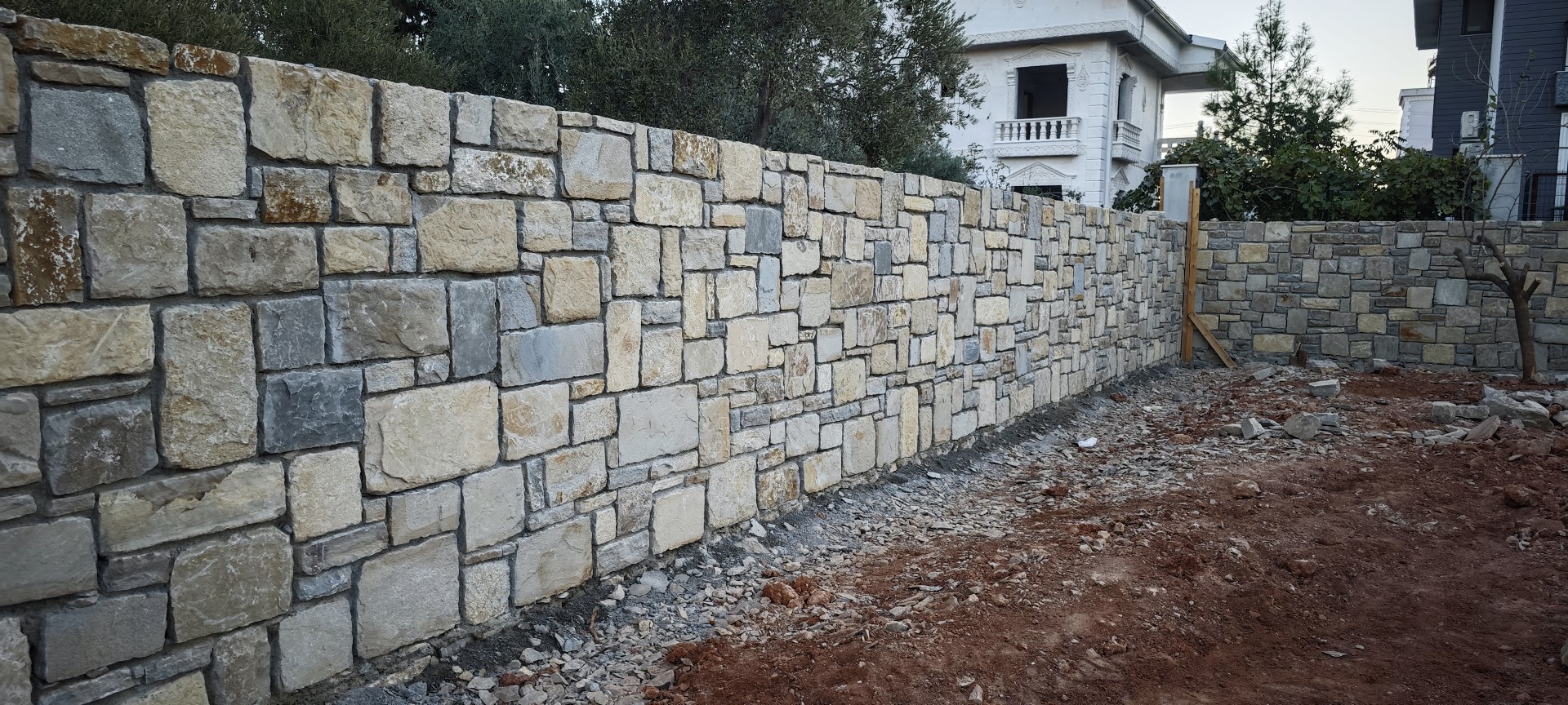 1 ton Manavgat taşı ile yapılan 50 cm kalınlığında yığma duvar