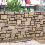 Bahçe duvarında kullanılan Manavgat taşı uygulaması