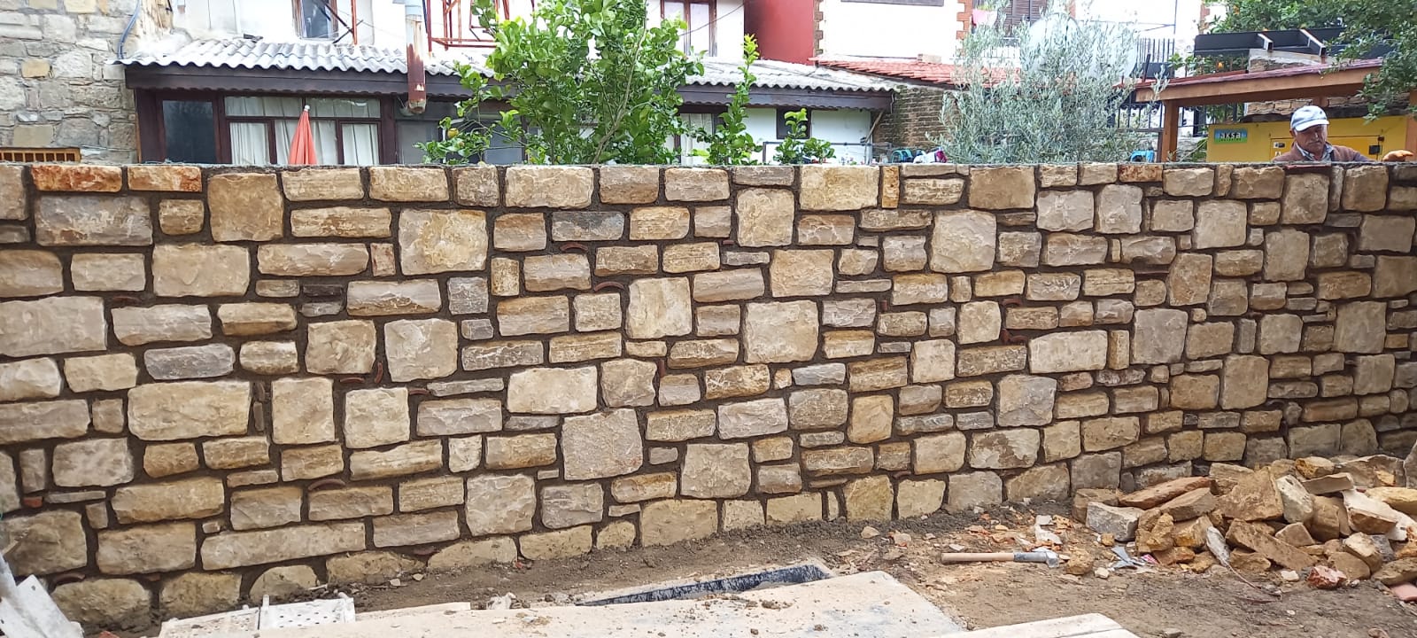Bahçe duvarında kullanılan Manavgat taşı uygulaması
