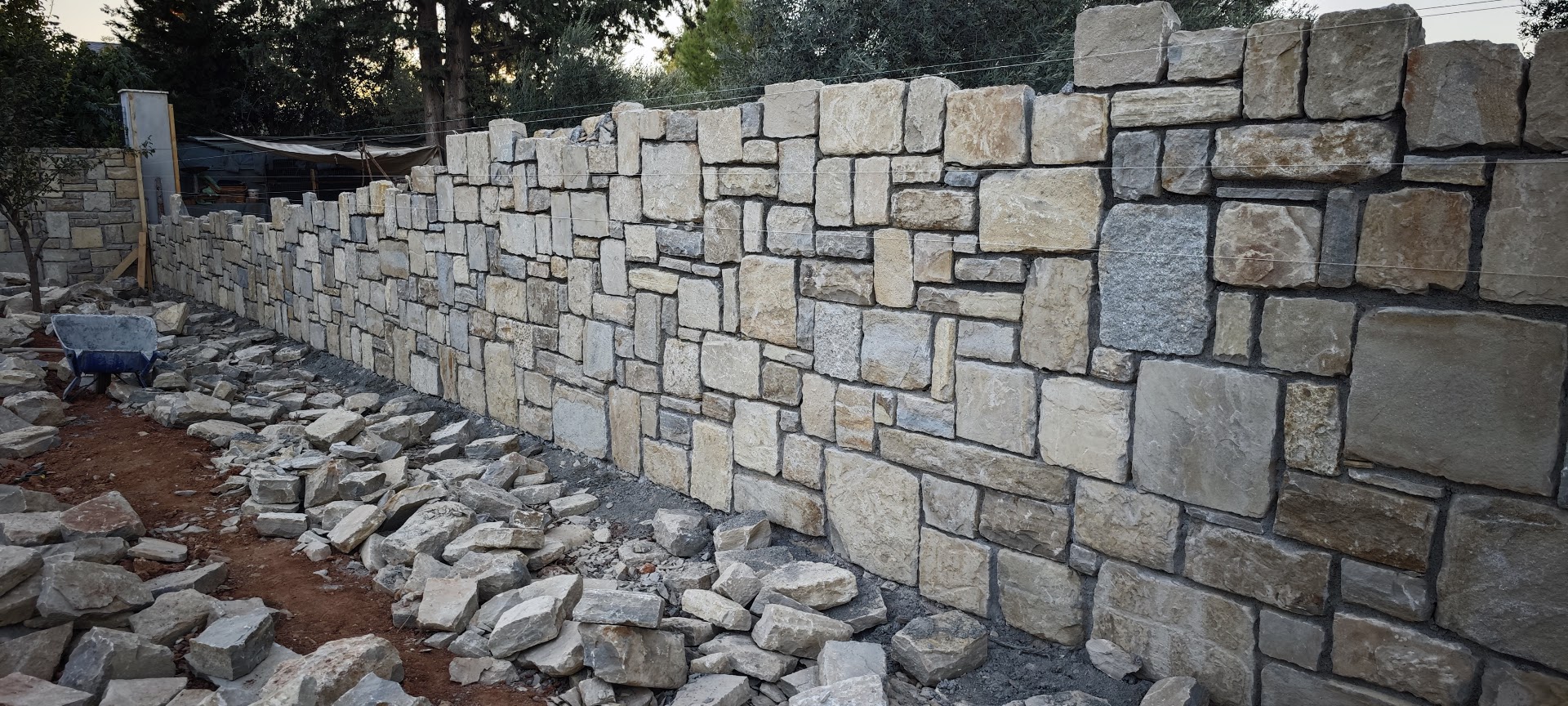 Çift yüzlü 50 cm kalınlığında taş ev duvarı – Manavgat taşı örneği