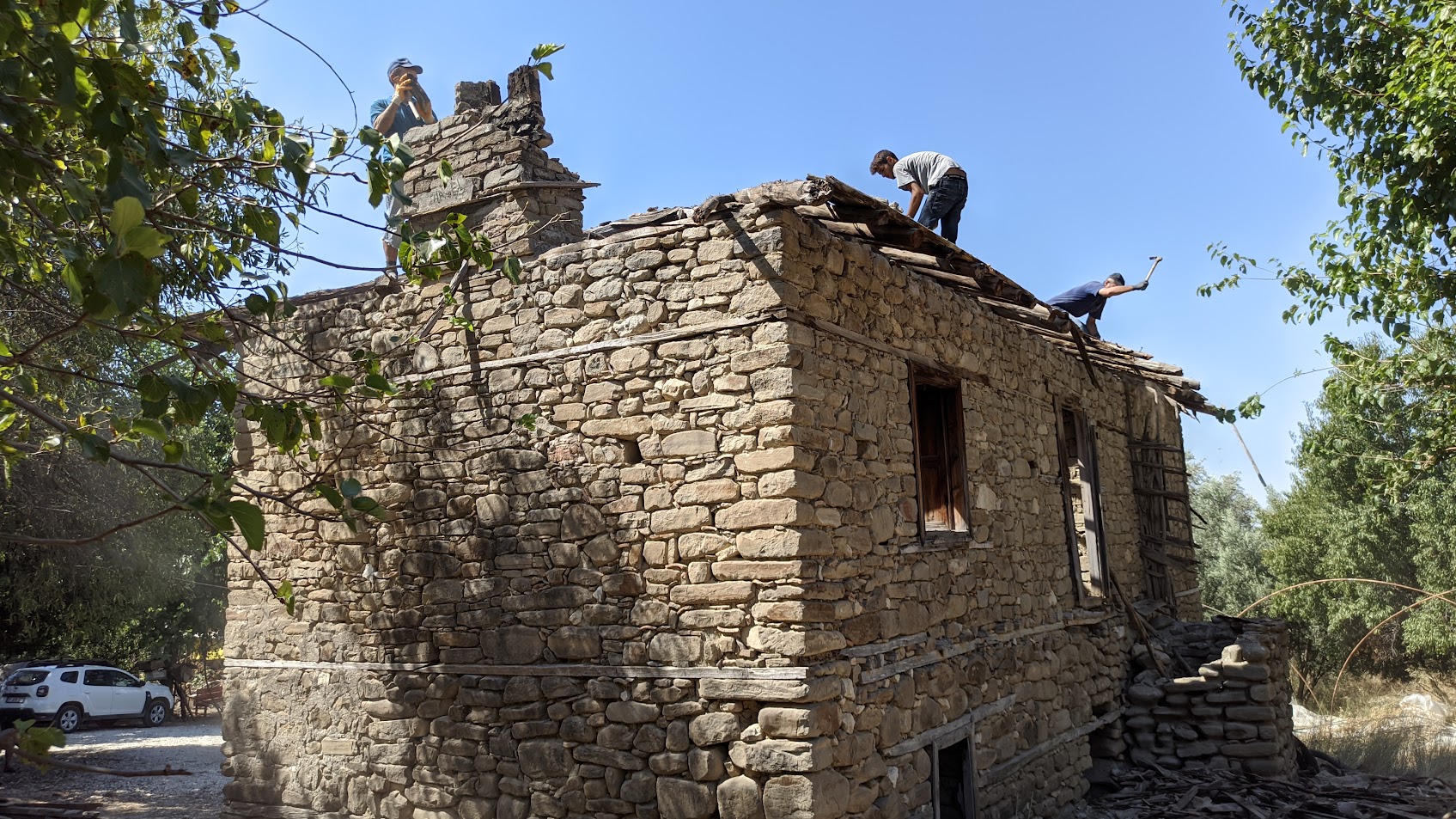 Eski taş ev çatısının sökülmesi restorasyon öncesi