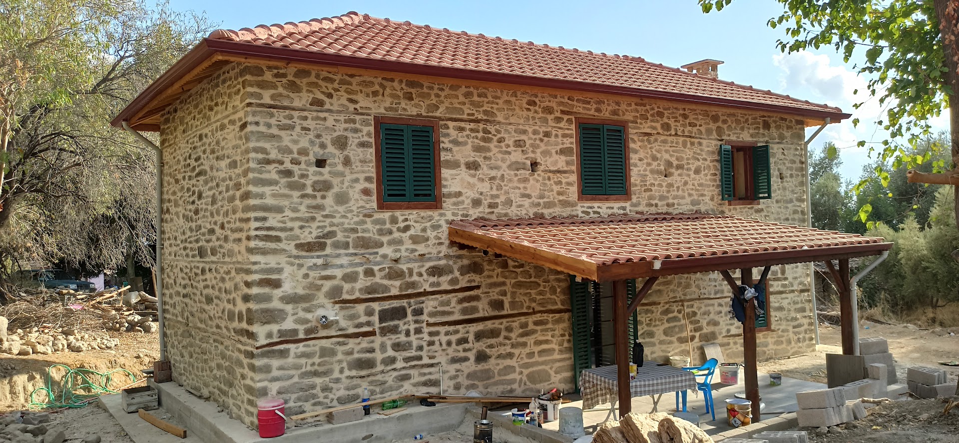 Restorasyonu tamamlanmış eski taş evin yeni görünümü