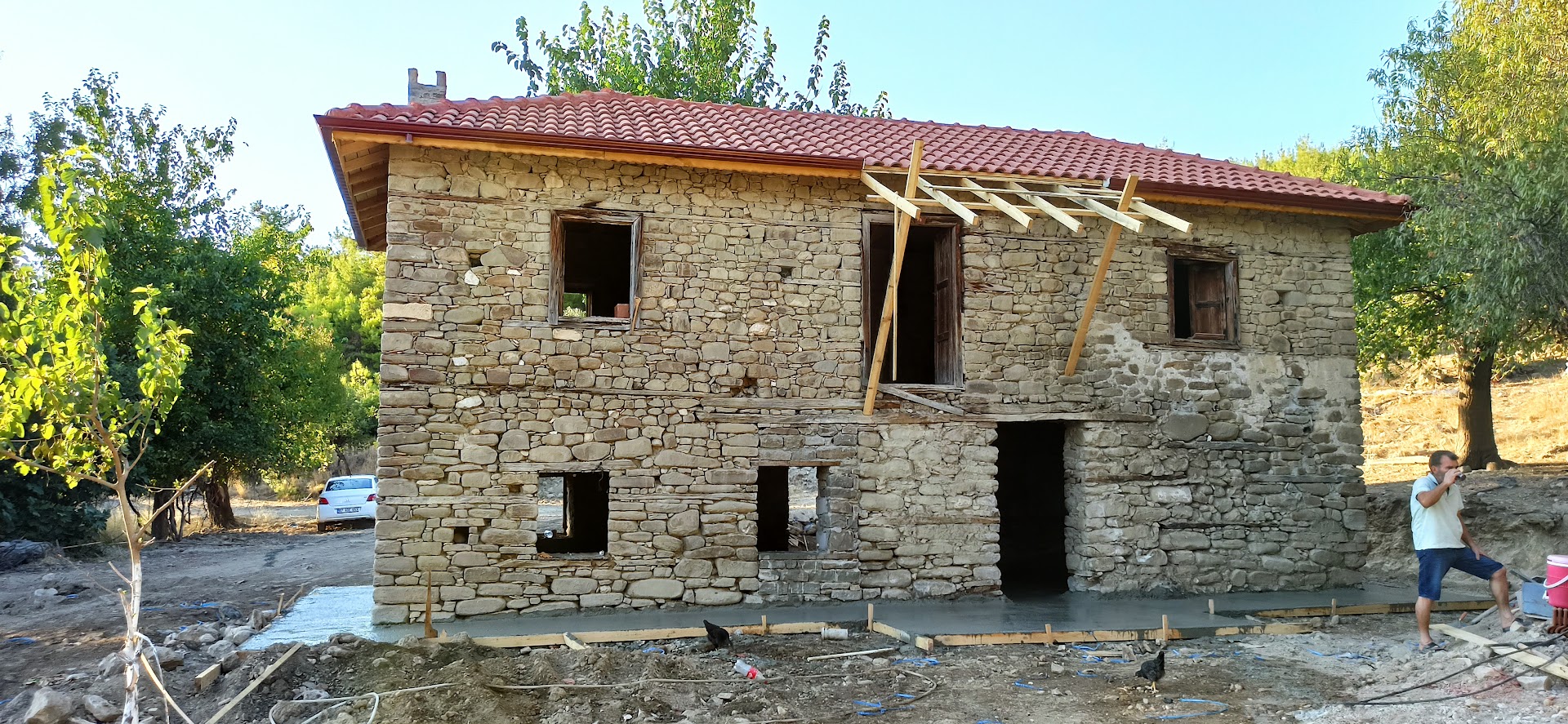 Eski taş evin toprak zeminine beton dökülmesi