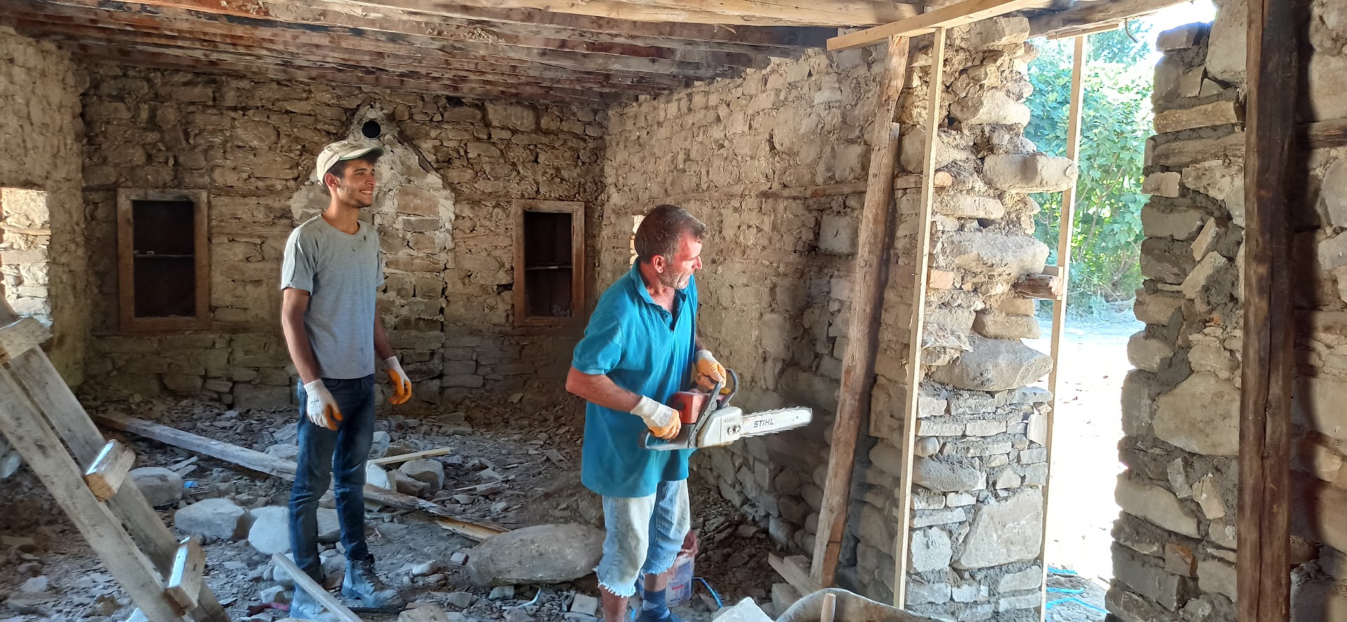 Restorasyon sırasında yeni kapı ve pencere boşluğu açılan taş ev