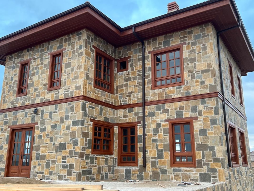 Uygun maliyetle taş ev inşaatı yapan usta ve doğal taş duvar örme süreci